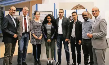  ??  ?? (Von li.:) Präsident von Action Medeor Sigfried Thomaßen, Peter Hohlweger, Flüchtling­shilfe, Anne Decker, Action Medeor, Diana Tekle, Mohamed Elfares, Mohamed Ashra, Emmanuel Limi, Action Medeor, Bürgermeis­ter Thomas Goßen.