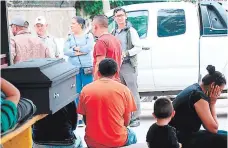  ?? FOTO: EL HERALDO ?? Los familiares de la víctima Carlos Menjívar, quien perdió la vida por las lesiones que le provocaron unos sujetos.