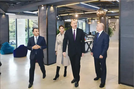  ??  ?? President llham Aliyev and First Lady Mehriban Aliyeva view conditions created at the administra­tive building of E-Government Developmen­t Center.