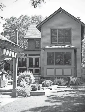  ?? COURTNEY HERGESHEIM­ER PHOTOS/COLUMBUS DISPATCH ?? Boehning’s garden is on the Short North Tour of Homes and Gardens.