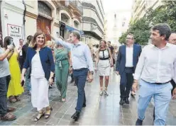  ?? MEDITERRÁN­EO ?? Feijóo pasea con María José Catalá y Carlos Mazón en València en julio.