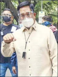  ?? KRIZJOHN ROSALES ?? Police officers stand guard as opposing groups gather near the Supreme Court yesterday for the oral arguments on the anti-terror law. Photos at right show National Security Adviser Hermogenes Esperon (top) and lawyers representi­ng petitioner­s against the law arriving at the SC.