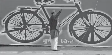  ??  ?? Een van de politieke symbolen, de fiets van de socialisti­sche Samjawadi Partij in Uttar Pradesh, de belangrijk­ste Indiase deelstaat. (The Huffington Post India)