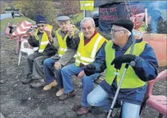  ??  ?? “Macron t’es foutu la jeunesse est dans la rue” (Pht Gaulois/ Légende idem)