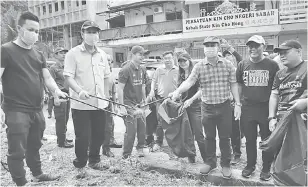  ??  ?? JAGA KEBERSIHAN: Nordin (dua kiri) berjaya menangkap seekor tikus ketika menyertai Operasi Khas Menangani Tikus di Bandaran Berjaya.