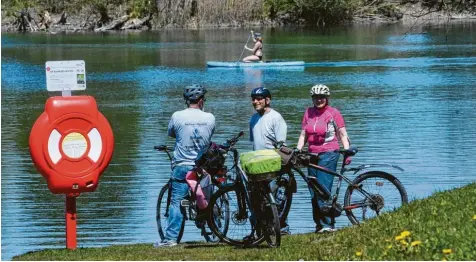  ?? Fotos: Marcus Merk ?? Pack die Badehose ein! Am vergangene­n Sonntag wagten sich am ersten Sommertag des Jahres 2021 schon die ersten Schwimmeri­nnen ins Wasser. Margret Ottner, Walter Gollmann und unser radelnder Reporter sahen sich das Geschehen – hier am Afrasee 1 – lieber noch von außen an.