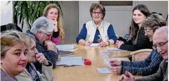  ??  ?? En bout de table du Conseil de la Maison (de gauche à droite) : Mélanie Levallois, directrice de la Marpa, Jacqueline Deguette, présidente du CCAS de Tessy-Bocage, et Amélie Hue, porteuse du projet.