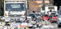  ?? THOBILE MATHONSI African News Agency (ANA) ?? THE Pretoria CBD is gridlocked, with buses and rubbish blocking major intersecti­ons.