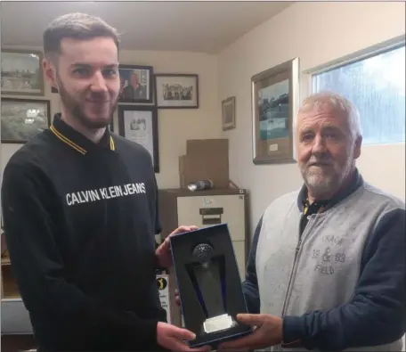  ??  ?? Gents Captain Willy Corry presenting the winners prize to Oliver Arnold at Bellewstow­n P & P Club.