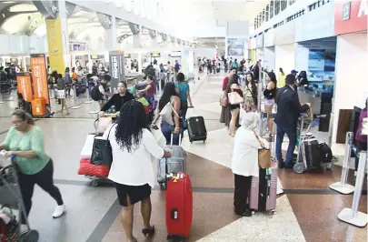  ??  ?? Aeroporto internacio­nal de Salvador é administra­do desde janeiro passado pelo grupo Vinci Airports