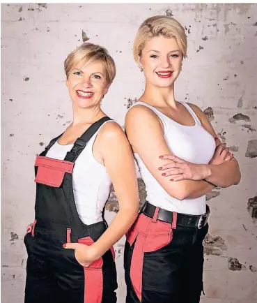  ?? FOTO: SAT.1 ?? Sylvia Adamec (l.) und Sarah Kluck haben ein Händchen für Handwerksa­rbeiten. Das beweisen die beiden Frauen jetzt auch im Fernsehen.