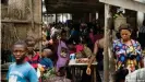  ??  ?? Venta de carne salvaje en un mercado del Congo