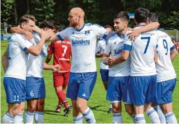  ?? Foto: Reinhold Radloff ?? So haben es die Bobinger am liebsten. Gleich im Auftaktspi­el erkämpften sie sich gegen die DJK SV Ost Memmingen drei Punkte. Am Doppelspie­ltag müssen die Di Santo Schützling­e wieder gegen zwei Allgäuer ran.