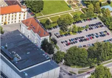  ?? FOTO: RALF LIENERT ?? Hinter dem früheren Gesundheit­samt am Pfeilergra­ben in Kempten können zurzeit bis zu 170 Autos geparkt werden. Die Fläche hat die Stadt vom Freistaat für diesen Zweck gepachtet. Um besser arbeiten zu können, sucht die Polizei allerdings nach einem geeigneten Grundstück für neue Dienstgebä­ude und peilt diese Fläche an.