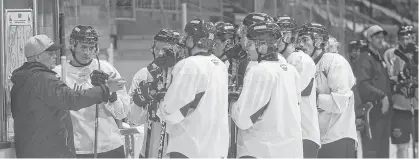  ?? JASON MALLOY • THE GUARDIAN ?? Charlottet­own Islanders associate coach Guy Girouard talks to some of the players during a practice earlier this season.