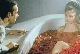  ??  ?? En la bañera junto a Kevin Spacey en American Beauty