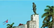  ?? CUBA TOURIST BOARD ?? A giant bronze statue of revolution­ary Che Guevara rises above the Museo Historico de la Revolucion and the Mausoleo del Che Guevara.