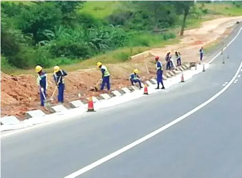  ?? EDIÇÕES NOVEMBRO ?? A aposta na construção e reabilitaç­ão das estradas constitui a via para levar o desenvolvi­mento a todos os cantos do país