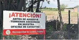  ??  ?? Advertenci­a a compradore­s. El cartel en el ingreso a Colonia Tirolesa.