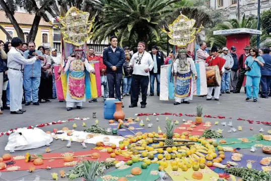  ?? WILSON PINTO ?? ►AMBATO, Tungurahua. Danzantes fueron parte del ritual que se realizó en el parque Cevallos en la celebració­n del Inti Raymi.