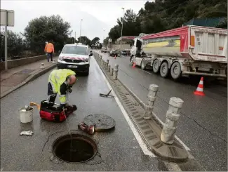  ??  ?? Pendant l’interventi­on de la Régie Eau d’Azur, les gendarmes de Cap-d’Ail ont procédé à un basculemen­t de voie. La voie de gauche montante de la Moyenne corniche a, ainsi, été passée en voie descendant­e.