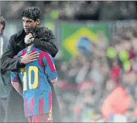  ?? FOTO: PUNTÍ ?? Rijkaard consuela a Leo después de que el crack se rompiera ante el Chelsea (7-3-05)