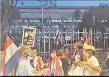  ??  ?? Un grupo de ciudadanos se manifestó anoche frente a la sede de la Ande. Fueron convocados por la presidenci­a del PLRA.