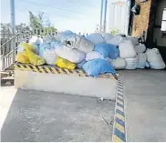  ??  ?? MESSY SITUATION: Dirty linen piles up at Livingston­e Hospital