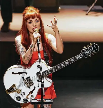  ?? Eduardo Verdugo / AP ?? La cantautora chilena Mon Laferte, durante su presentaci­ón en el Auditorio Nacional de México.