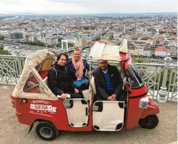  ?? Fotos: Fotolia/lozina ?? Budapest mal anders erleben: Sightseein­g mit dem Tuk Tuk. An der berühmten Zitadelle ist der Ausblick atemberaub­end. Die ganze Stadt liegt ihren Besuchern zu Füßen.