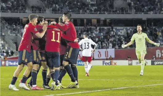  ?? AGENCIAS ?? Los futbolista­s de la selección española celebran el decisivo tanto de Dani Olmo en un partido disputado ante 15.000 espectador­es en el Dinamo Arena.