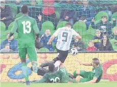  ?? /GETTY IMAGES ?? Sergio Agüero anota el segundo gol de Argentina que luego se desplomó y cayó de manera estrepitos­a.