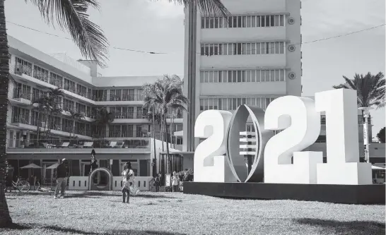  ?? CARL JUSTE cjuste@miamiheral­d.com ?? Visitors pose for selfies Thursday in front of the College Football Playoff sign on South Beach.