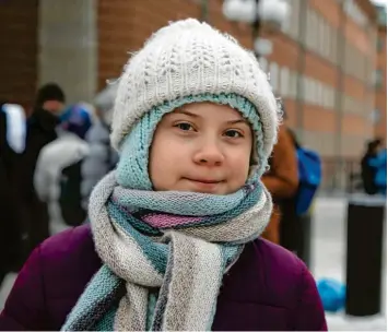  ?? Fotos: dpa ?? Dick eingepackt gegen die Kälte, so streikt die 16-jährige Schwedin Greta Thunberg jeden Freitag für das Klima. Sie geht aus Protest dann nicht zur Schule. Inzwischen machen es ihr tausende Schüler weltweit nach.