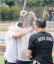  ??  ?? Trainer Dirk Spanihel konnte der Bierdusche nicht entkommen.