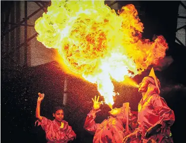  ?? ORLANDO AMADOR ?? Los Diablos de Campo de la Cruz presentaro­n sus llamaradas en su presentaci­ón.