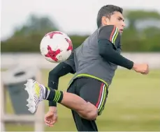  ?? /IMAGO7 ?? Orbelín Pineda, quien controla el balón, quiere agenciarse una plaza en el Tri para ir a la justa mundialist­a.