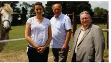  ??  ?? Christian Pichenot, directeur du haras entouré d’Angélique Pomès-Pédabadie de l’OT des Coëvrons et de son Président François Delatouche.