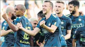  ?? FOTO: EFE ?? El Inter pone presión a la Juve Perisic, autor del 0-2, celebra el triunfo ante el Crotone