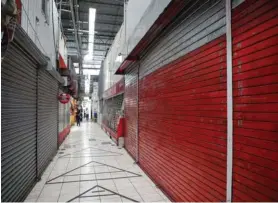  ?? JEFFREY ZAMORA ?? Esta imagen del 27 de abril muestra los tramos del Mercado Central de San José cerrados y sin trabajador­es debido a la pandemia.