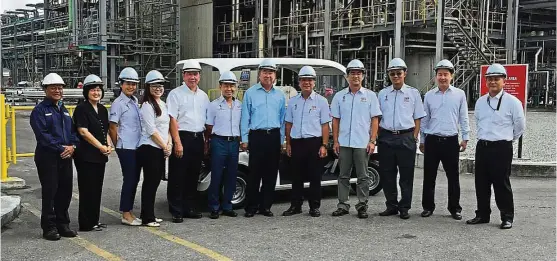  ??  ?? Innovative company: Lee (seventh from left) with Idris (eighth from left) at the KL-Kepong oleomas facility.