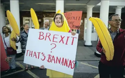  ?? CHRISTOPHE­R FURLONG / GETTY ?? Por Europa. Manifestan­tes anti-Brexit, en York, unos días antes del referéndum
celebrado en el 2016