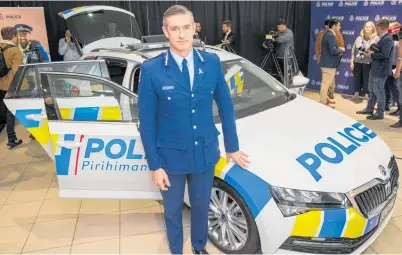  ?? Photo / Mark Mitchell ?? Commission­er Andrew Coster shows off one of the Skoda Superb fleet vehicles.