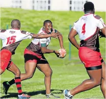  ?? Picture: ALAN EASON ?? ALL TEAMWORK: Border Bulldogs hooker Mihlali Mpafi passes the ball to Lindokuhle Welemu, while Masixole Banda tries to block it during a captain’s run session at the BCM Stadium yesterday