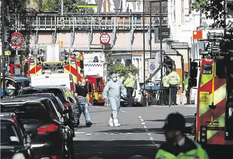  ?? Foto: AP ?? Po výbuchu Policejní experti na londýnské stanici Parsons Green při vyšetřován­í útoku. Exploze improvizov­ané nálože tam ve vlaku metra zranila přes dvacet lidí. Většina obětí má popáleniny, zejména pak na obličeji, další se zranili při tlačenici v...