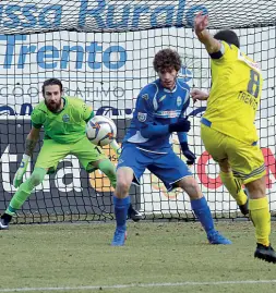  ?? (Foto Nardelli) ?? La rimonta Trento-Pontisola ieri allo stadio Briamasco