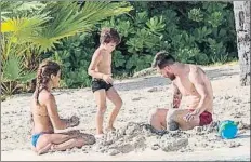  ?? FOTOS: TWITTER ?? La luna de miel de la familia Messi, que llega a su tramo final, contó este fin de semana con la visita sorpresa a Luis Suárez junto a su mujer y sus hijos. En la playa, Leo y Antonela jugaron a palas y ayudaron al pequeño Thiago a hacer castillos de...