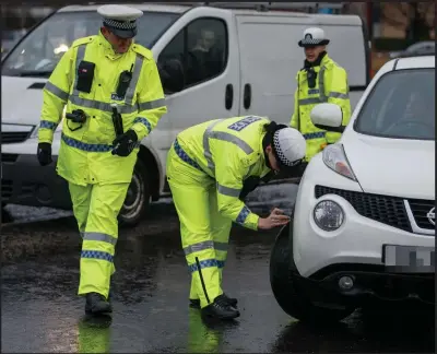  ??  ?? Police carry out a spot-check on vehicles and drivers at Crown Street, Gorbals