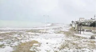  ?? MIRA / RÍOS / M. A. SÁNCHEZ ?? La playa de Moncofa registró esta estampa tan poco habitual, con la fuerte granizada.