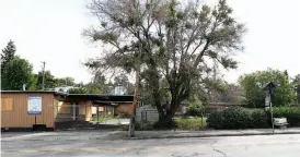  ?? CITIZEN PHOTO BY BRENT BRAATEN ?? On Monday city council will debate whether to issue a demolition order for the derelict motel at 1656 Victoria St.